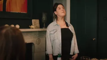 Peto de denim de Asos Design en negro lavado usado por Emily Dawkins (Rosie Jones) como se ve en Pushers (S01E05)
