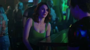 Aritzia Contour Tank Body porté par Gwen Sanders (Stephanie Koenig) tel qu’on le voit dans English Teacher (S01E08)