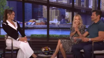 Blazer Nazranaa Nova usado por Nikki Bella como se vio en VIVO con Kelly y Mark el 8 de julio de 2025