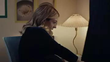 Robe de maternité et d’allaitement enveloppante en velours bleu Séraphine portée par Natalie 'Sugar' Berzatto (Abby Elliott) comme on le voit dans L’Ours (S03E04)