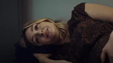 Collar Gorjana Mini Parker usado por Natalie 'Sugar' Berzatto (Abby Elliott) como se ve en The Bear (T03E05)