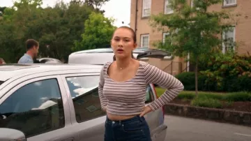Brandy Melville McKenna Haut rayé porté par Isabel 'Belly' Conklin (Lola Tung) comme on le voit dans L’été où je suis devenue jolie (S03E01)