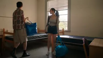 Superga 2630 Stripe Sneakers portées par Isabel 'Belly' Conklin (Lola Tung) comme on le voit dans L’été où je suis devenue jolie (S03E01)