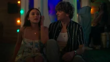Camisa de rayas texturizadas de Zara usada por Jeremiah Fisher (Gavin Casalegno) como se ve en El verano me volví bonita (T03E01)