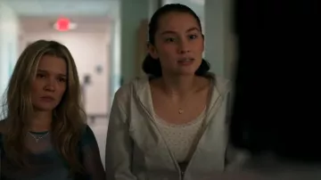 Brandy Melville Floral Ronnie Tank porté par Isabel 'Belly' Conklin (Lola Tung) comme on le voit dans L’été où je suis devenue jolie (S03E02)