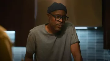 T-shirt John Varvatos Mercier porté par Eric Edwards (Wood Harris) comme on le voit dans FOREVER (S01E01)