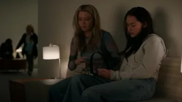 Brandy Melville John Galt Heather Grey Crystal Hoodie porté par Isabel 'Belly' Conklin (Lola Tung) comme on le voit dans L’été où je suis devenue jolie (S03E02)