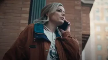 Columbia Radial Sleeve Lightweight Barn Jacket porté par Tiffany Jerimovich (Gillian Jacobs) comme on le voit dans The Bear (S04E01)