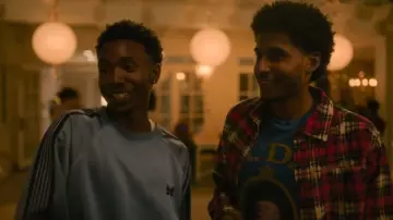 Urban Outfitters Dr. Dre The Chronic Tee porté par Justin Edwards (Michael Cooper Jr.) comme on le voit dans FOREVER (S01E01)