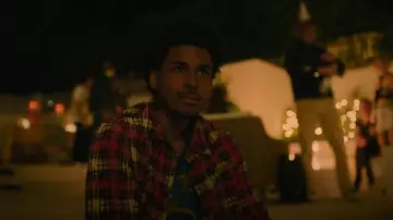 BDG chez Urban Outfitters Surchemise en flanelle portée par Justin Edwards (Michael Cooper Jr.) comme on le voit dans FOREVER (S01E01)