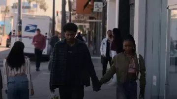 Surchemise Urban Outfitters Con Boucle portée par Justin Edwards (Michael Cooper Jr.) comme on le voit dans FOREVER (S01E01)