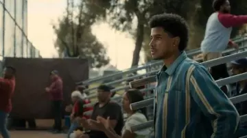 Surchemise à manches longues RVCA Americana portée par Justin Edwards (Michael Cooper Jr.) comme on le voit dans FOREVER (S01E02)