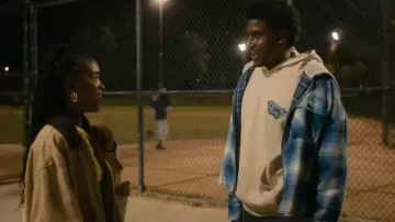 Free & Easy Don’t Trip Drop Shadow OG Sweat à capuche porté par Justin Edwards (Michael Cooper Jr.) comme on le voit dans FOREVER (S01E03)