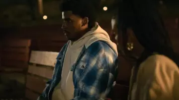 Shacket en flanelle Elwood porté par Justin Edwards (Michael Cooper Jr.) comme on le voit dans FOREVER (S01E03)