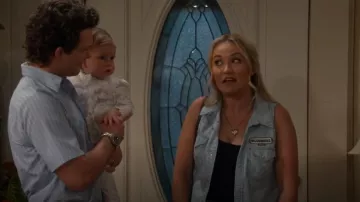 Chemise en jean à ourlet brut pour femme Wrangler portée par Mandy Cooper (Emily Osment) comme on le voit dans le premier mariage de Georgie et Mandy (S01E06)