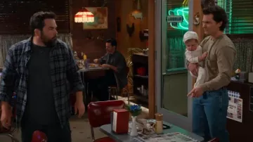 Wrangler Jean George Strait Cowboy Cut Original Fit pour homme porté par Georgie Cooper (Montana, Jordanie) comme on le voit dans le premier mariage de Georgie et Mandy (S01E06)