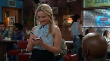 Chemise en jean à ourlet brut pour femme Wrangler portée par Mandy Cooper (Emily Osment) comme on le voit dans le premier mariage de Georgie et Mandy (S01E12)