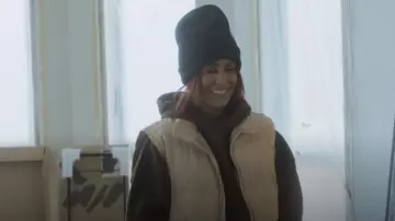 Sudadera con capucha marrón de Abercrombie usada por Chelsea Houska como se ve en Down Home Fab (S03E08)