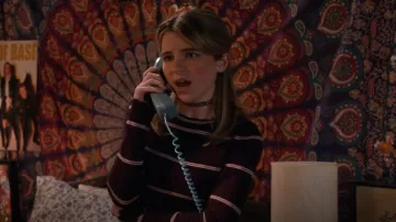 Forever 21 Purple Lettuce Hem Striped Long Sleeve Crop Top porté par Missy Cooper (Raegan Revord) comme on le voit dans le premier mariage de Georgie & Mandy (S01E20)