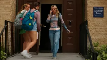 American Eagle Dreamy Drape Stretch Super High-Waisted Baggy Wide-Leg Jean porté par Taylor Jewel (Rain Spencer) comme on le voit dans L’été je suis devenu joli (S03E02)