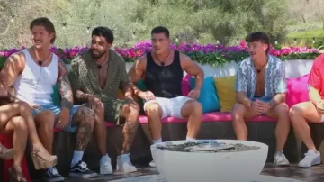 Boohoo Conjunto de camisa y short, punto abierto de gran tamaño, usado por Dylan Towolawi como se ve en Love Island Australia (S06E01)