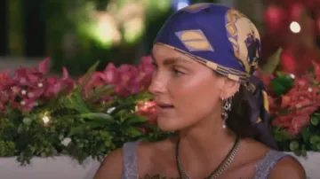 Collar de corazón encadenado Millie Savage usado por Em Miguel Leigh como se ve en Love Island Australia (S06E01)