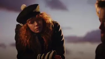 Vintage américain US porté par Charlie Cale (Natasha Lyonne) comme on le voit dans Poker Face (S02E11)