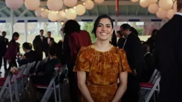 Robe midi à imprimé feuille Rhode Arabella portée par Rita comme on le voit dans Poker Face (S02E11)