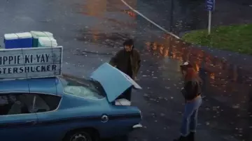 Jeans Levi’s Ribcage Stright portés par Charlie Cale (Natasha Lyonne) comme on le voit dans Poker Face (S02E11)