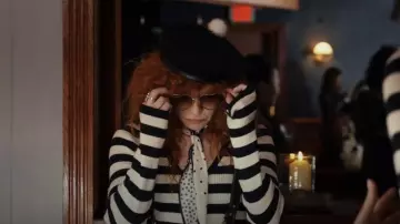 Dollger Coeur Lunettes de soleil Mince Monture en Métal Charmant Coeur Style porté par Charlie Cale (Natasha Lyonne) comme on le voit dans Poker Face (S02E11)