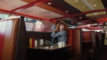 Short en jean Levi’s 501 porté par Charlie Cale (Natasha Lyonne) comme on le voit dans Poker Face (S02E12)