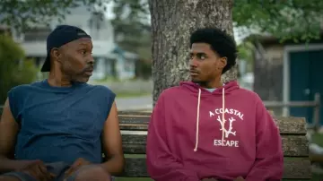 Krost Coastal Escape Sweat à capuche graphique en coton porté par Justin Edwards (Michael Cooper Jr.) comme on le voit dans FOREVER (S01E05)