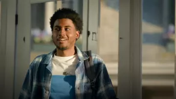 T-shirt A.P.C. Crush porté par Justin Edwards (Michael Cooper Jr.) tel qu’on le voit dans FOREVER (S01E05)