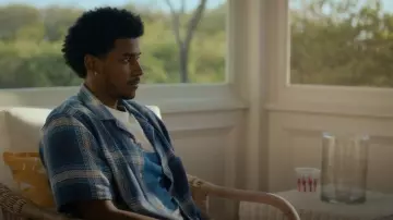 Chemise Corridor High Dive SS portée par Justin Edwards (Michael Cooper Jr.) comme on le voit dans FOREVER (S01E05)