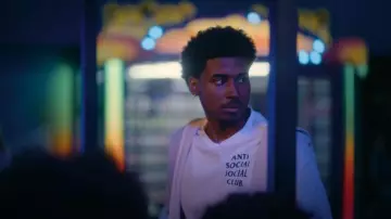 T-shirt à logo anti-social social club porté par Justin Edwards (Michael Cooper Jr.) comme on le voit dans FOREVER (S01E05)