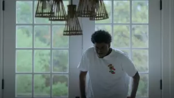 PacSun Express Ya Self Cropped T-Shirt utilisé par Justin Edwards (Michael Cooper Jr.) comme on le voit dans FOREVER (S01E05)