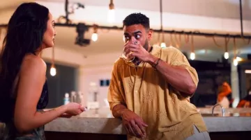 Old Navy Chemise de camp brodée à manches courtes en imprimé soleil kaki portée par Justin Glaze comme on le voit dans Bachelor in Paradise (S10E02)