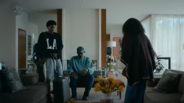 Fear Of God Essential Sweat Pants porté par Justin Edwards (Michael Cooper Jr.) comme on le voit dans FOREVER (S01E06)