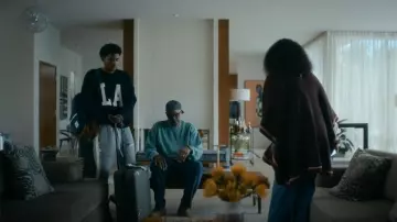 Fear Of God Essential Sweat Pants porté par Justin Edwards (Michael Cooper Jr.) comme on le voit dans FOREVER (S01E06)