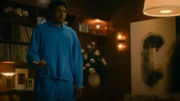 Sweat à capuche Elwood Core Oversize en coton biologique brossé en éponge porté par Justin Edwards (Michael Cooper Jr.) comme on le voit dans FOREVER (S01E06)