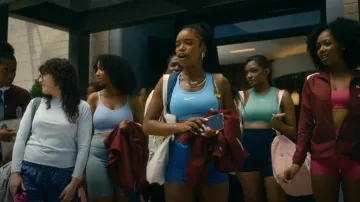 Soutien-gorge de sport Nike Light Blue Swoosh Medium Support porté par Keisha Clark (Lovie Simone) comme on le voit dans FOREVER (S01E06)