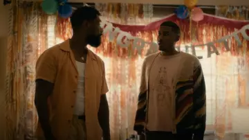 T-shirt marionnette de Samuel Zelig porté par Justin Edwards (Michael Cooper Jr.) comme on le voit dans FOREVER (S01E07)