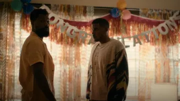 Cárdigan del Departamento de Pintura del Mercado usado por Justin Edwards (Michael Cooper Jr.) como se ve en FOREVER (S01E07)