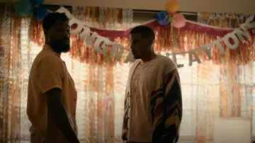 Market Paint Dept Cardigan porté par Justin Edwards (Michael Cooper Jr.) comme on le voit dans FOREVER (S01E07)