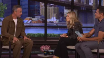 Homme Plisse Issey Miyake Khaki Wool Like Light Trousers porté par Freddie Prinze Jr. comme on le voit en LIVE avec Kelly et Mark le 16 juillet 2025