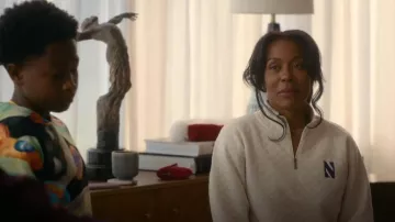 Northwestern League Collegiate Wear Cream Northwestern Wildcats Highland Quilted Quarter-Zip usado por Dawn Edwards (Karen Pittman) como se ve en FOREVER (S01E07)