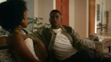 Cardigan Kith Girard porté par Justin Edwards (Michael Cooper Jr.) comme on le voit dans FOREVER (S01E07)