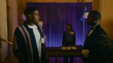 Pull polo boutonné rayé BDG porté par Justin Edwards (Michael Cooper Jr.) comme on le voit dans FOREVER (S01E08)