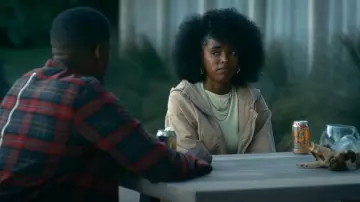 BDG Daria Veste courte en toile portée par Keisha Clark (Lovie Simone) comme on le voit dans FOREVER (S01E08)