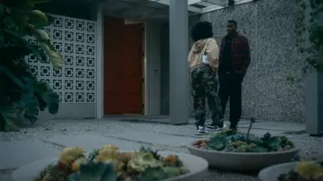 Nike Air Jordan 4 Retro portée par Keisha Clark (Lovie Simone) comme on le voit dans FOREVER (S01E08)